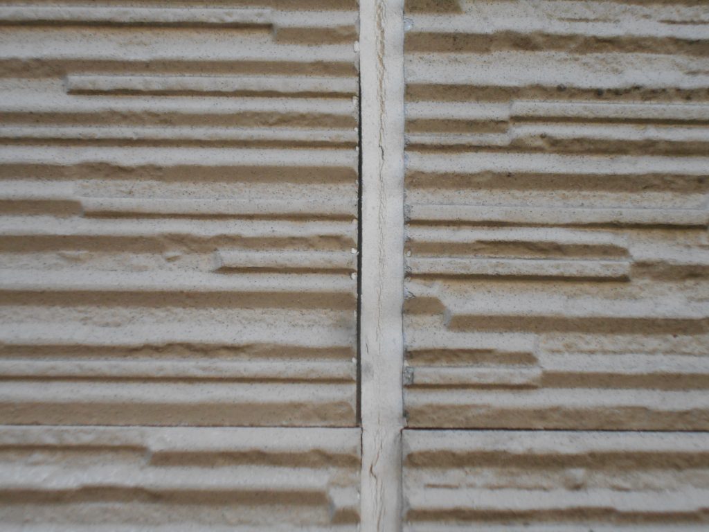 外壁の目地が傷んでいます